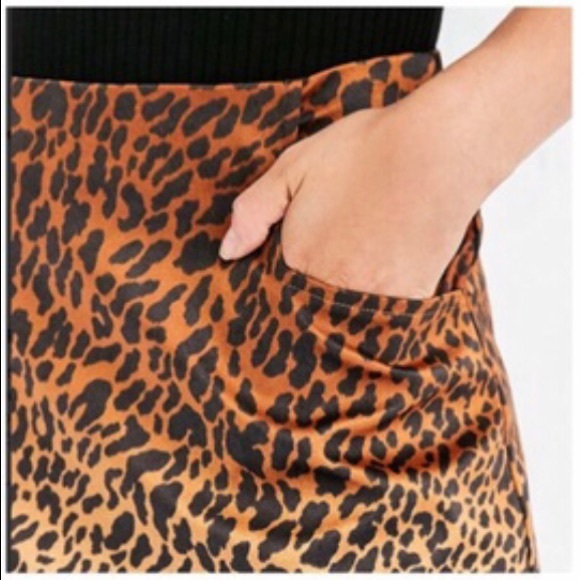 Urban outfitters satin leopard skirt - Picture 2 of 4